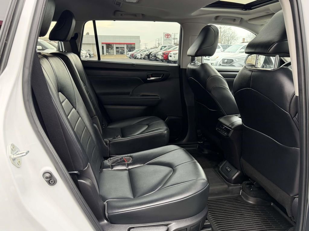 Used 2022 Toyota Highlander XLE image 13
