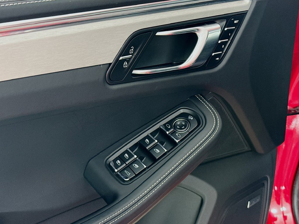 Used 2025 Porsche Macan S AWD/4WD image 18