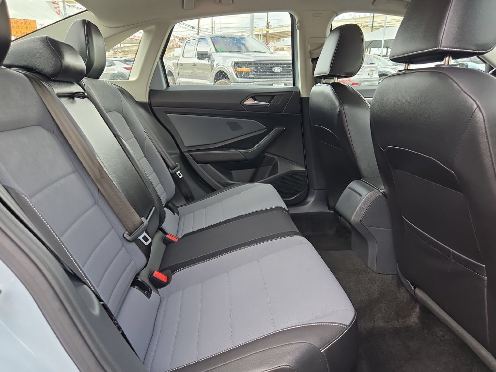 Used 2026 Volkswagen Jetta SE FWD image 31