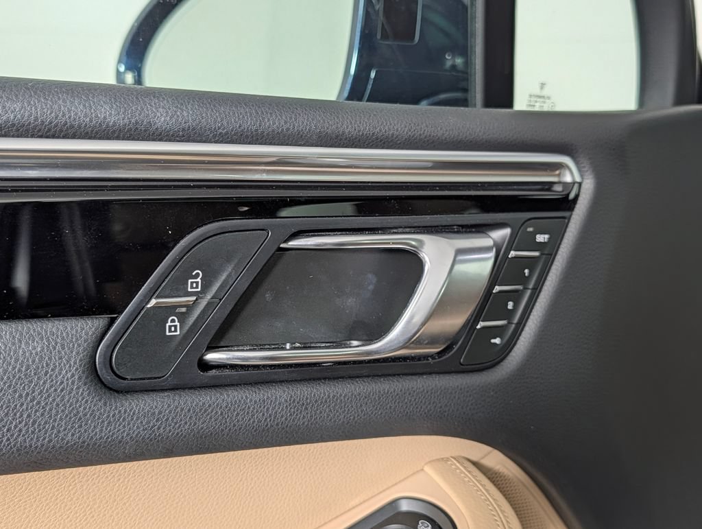 Certified 2023 Porsche Macan AWD/4WD image 26