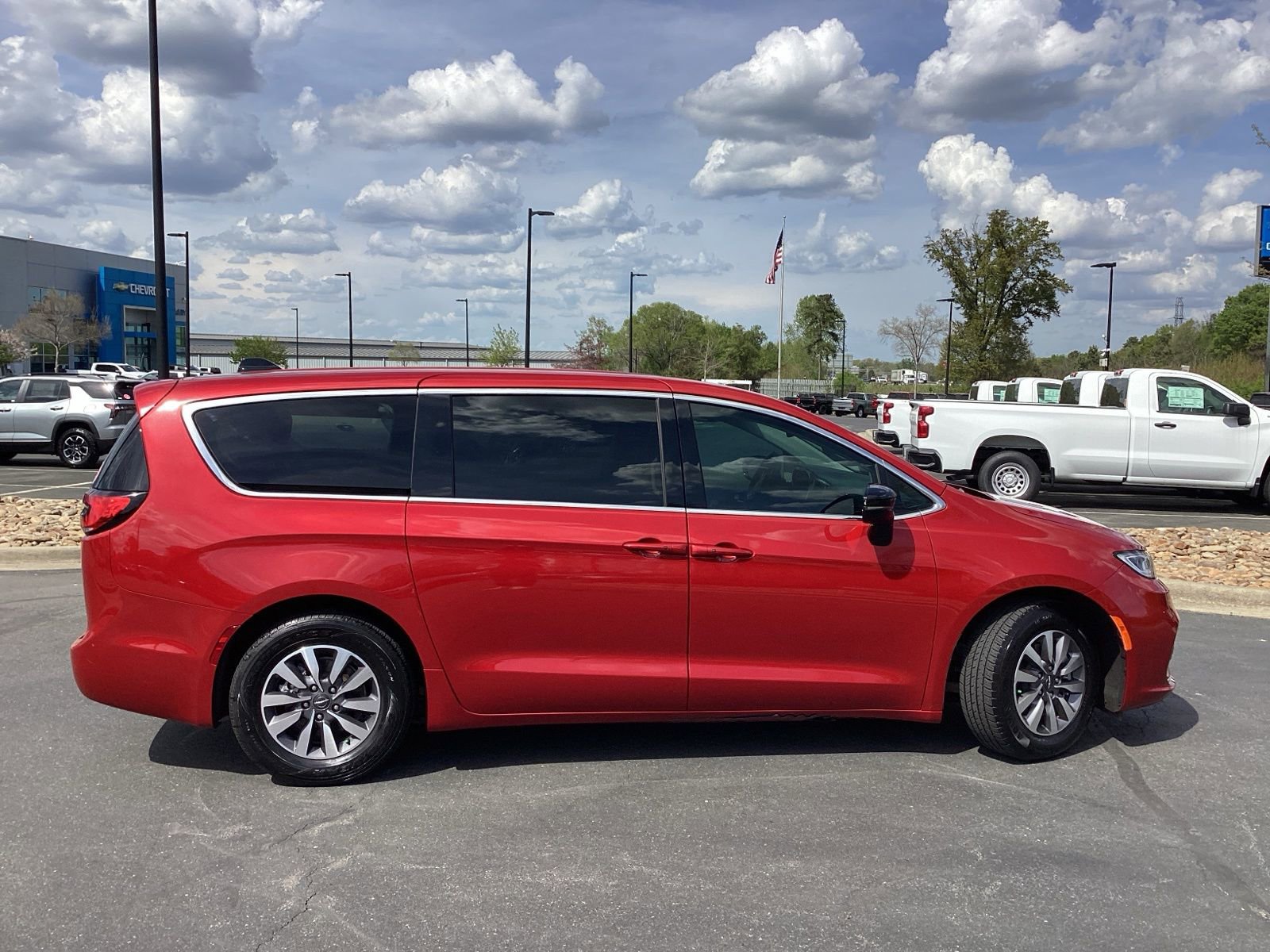 Used 2024 Chrysler Pacifica Select image 5