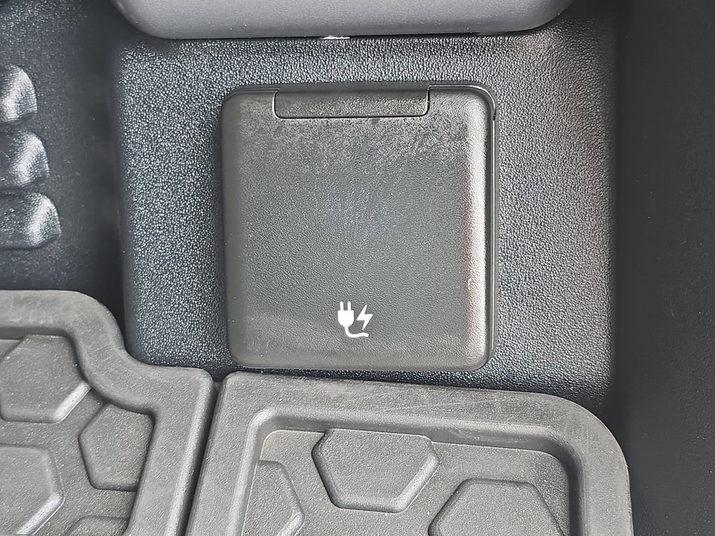 Used 2025 Land Rover Defender 110 S image 13