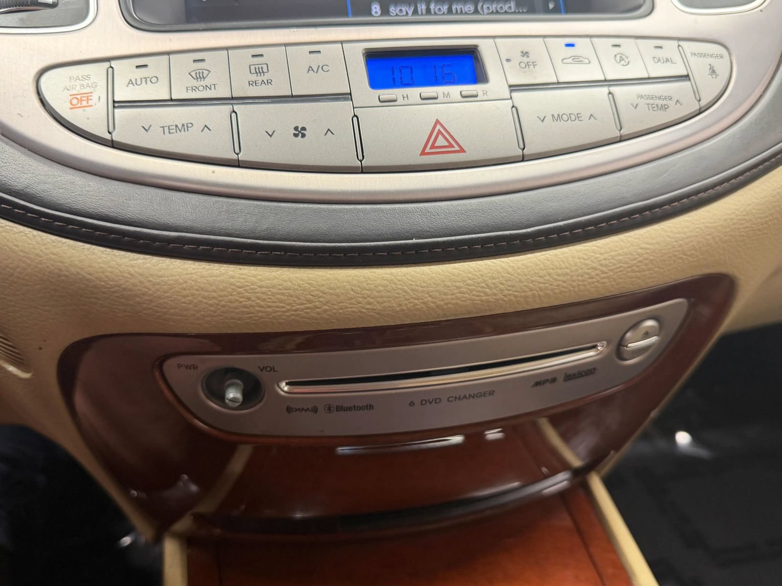 Used 2012 Hyundai Genesis 3.8 w/ Premium Pkg RWD image 31