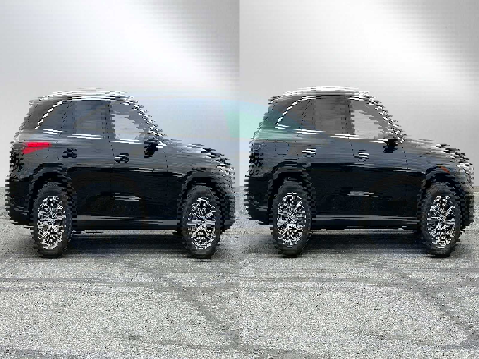 Used 2025 Mercedes-Benz GLC 300 4MATIC image 3