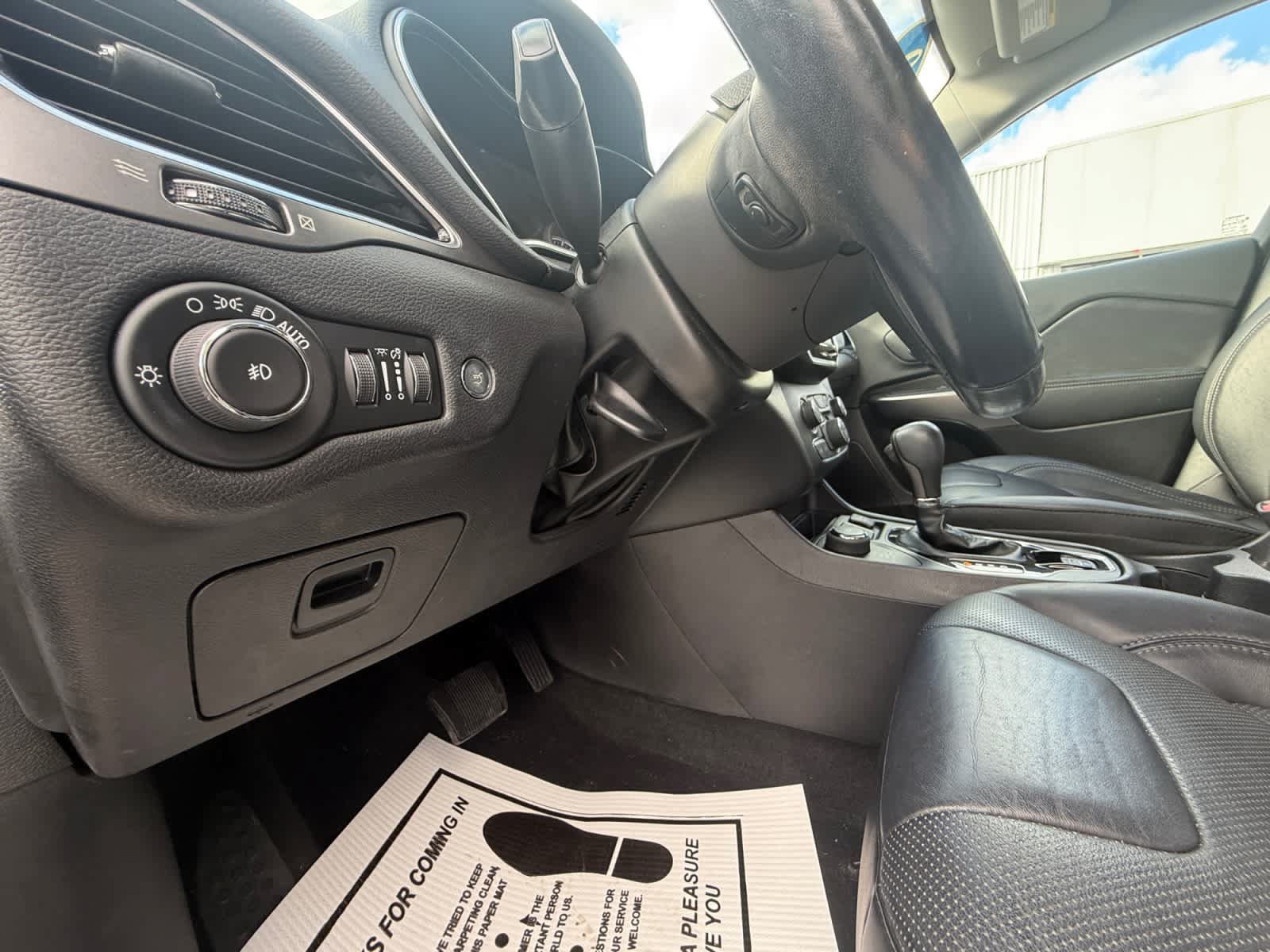 Used 2019 Jeep Cherokee Limited AWD/4WD image 35