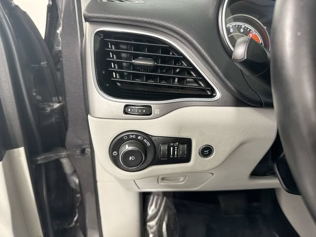 Used 2019 Jeep Cherokee Limited w/ Luxury Group FWD image 15
