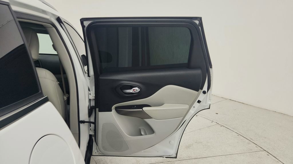 Used 2019 Jeep Cherokee Limited w/ Luxury Group FWD image 27