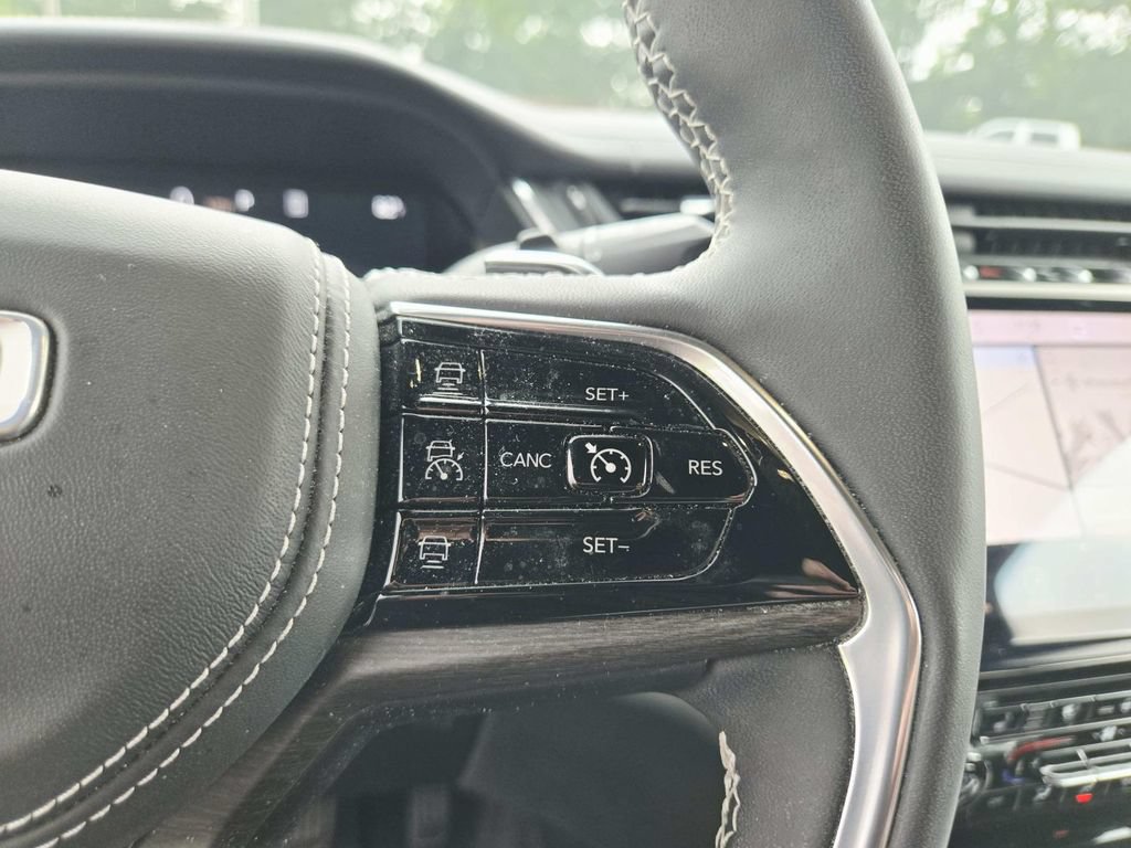 Used 2023 Jeep Grand Cherokee Overland w/ Luxury Tech Group IV AWD/4WD image 21