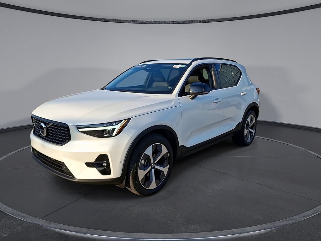Certified 2026 Volvo XC40 B5 Plus AWD/4WD image 3