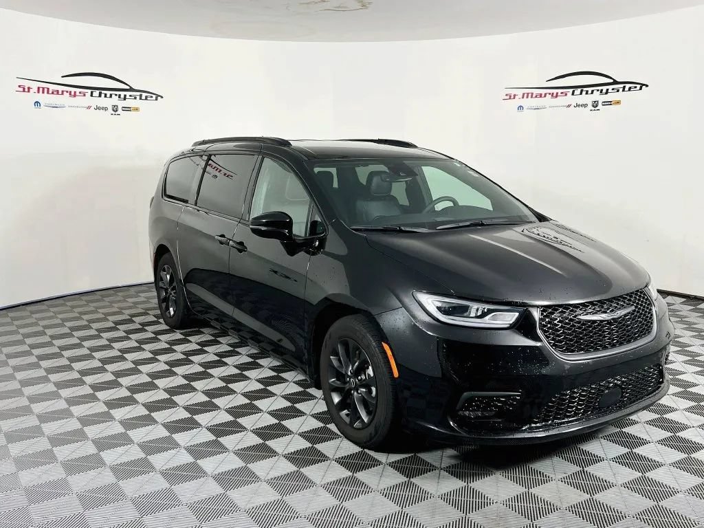 Used 2025 Chrysler Pacifica Select w/ Fav Edition Package