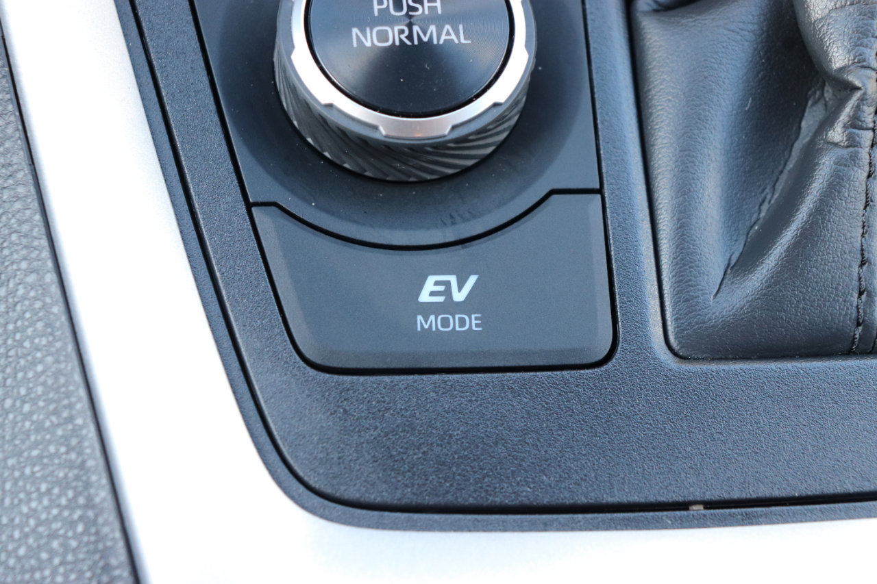 Used 2025 Toyota RAV4 XLE image 37