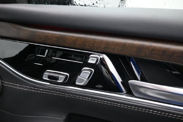 Used 2023 Jeep Grand Wagoneer L Series II AWD/4WD image 13