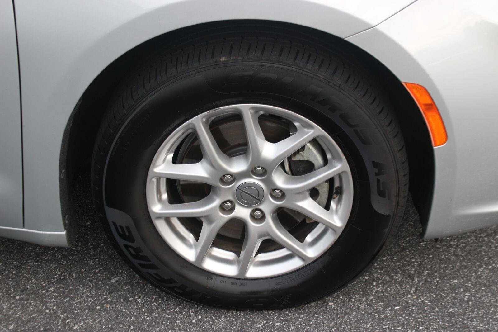 Used 2024 Chrysler Pacifica Touring-L FWD image 36