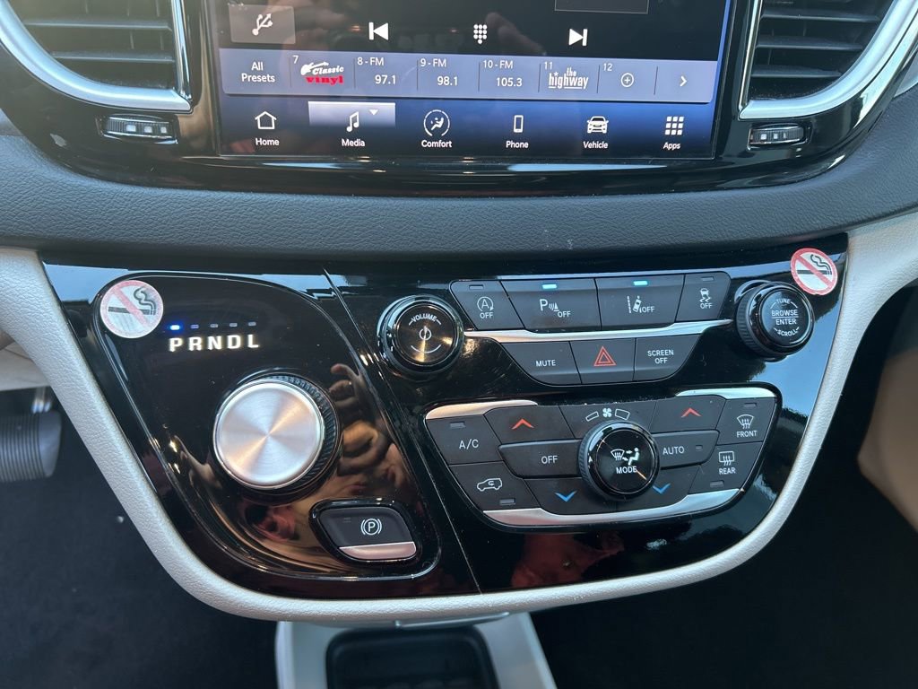 Used 2024 Chrysler Pacifica Touring-L image 18