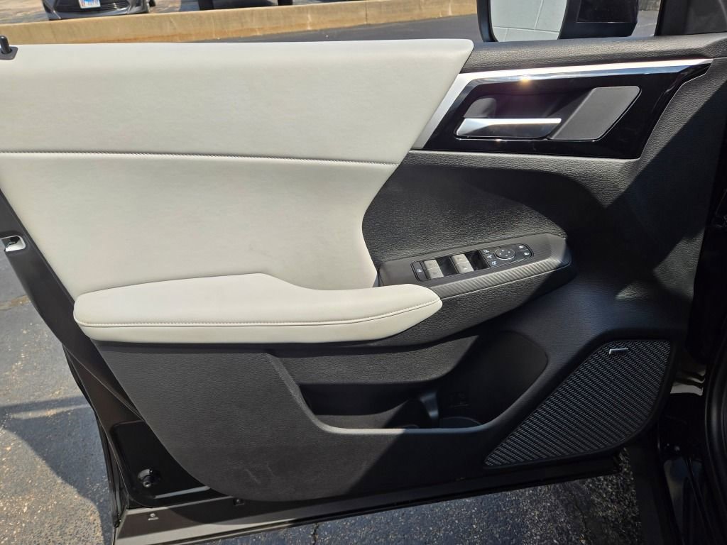 New 2025 Mitsubishi Outlander SE image 17