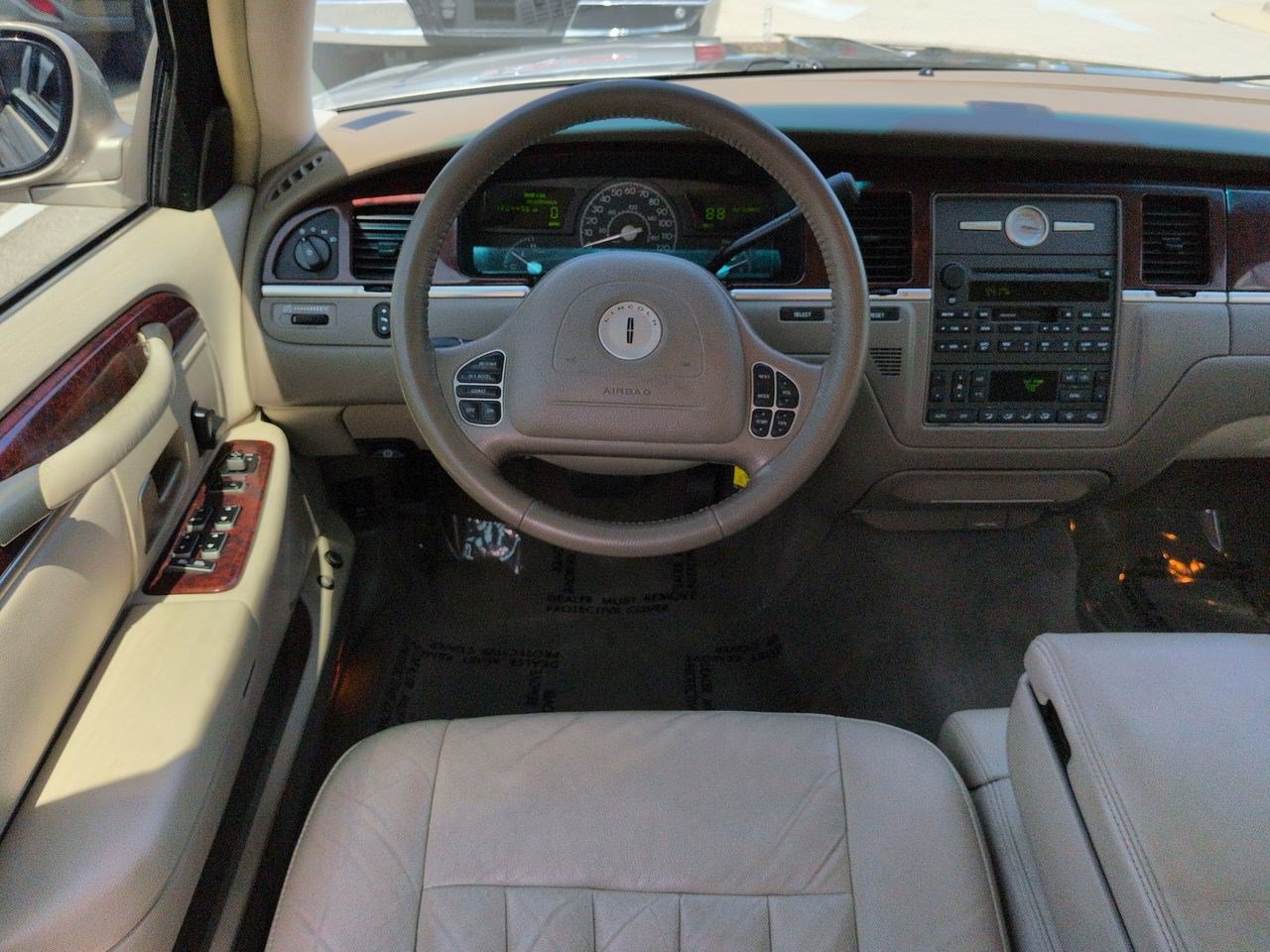 Used 2003 Lincoln Town Car Executive RWD image 16