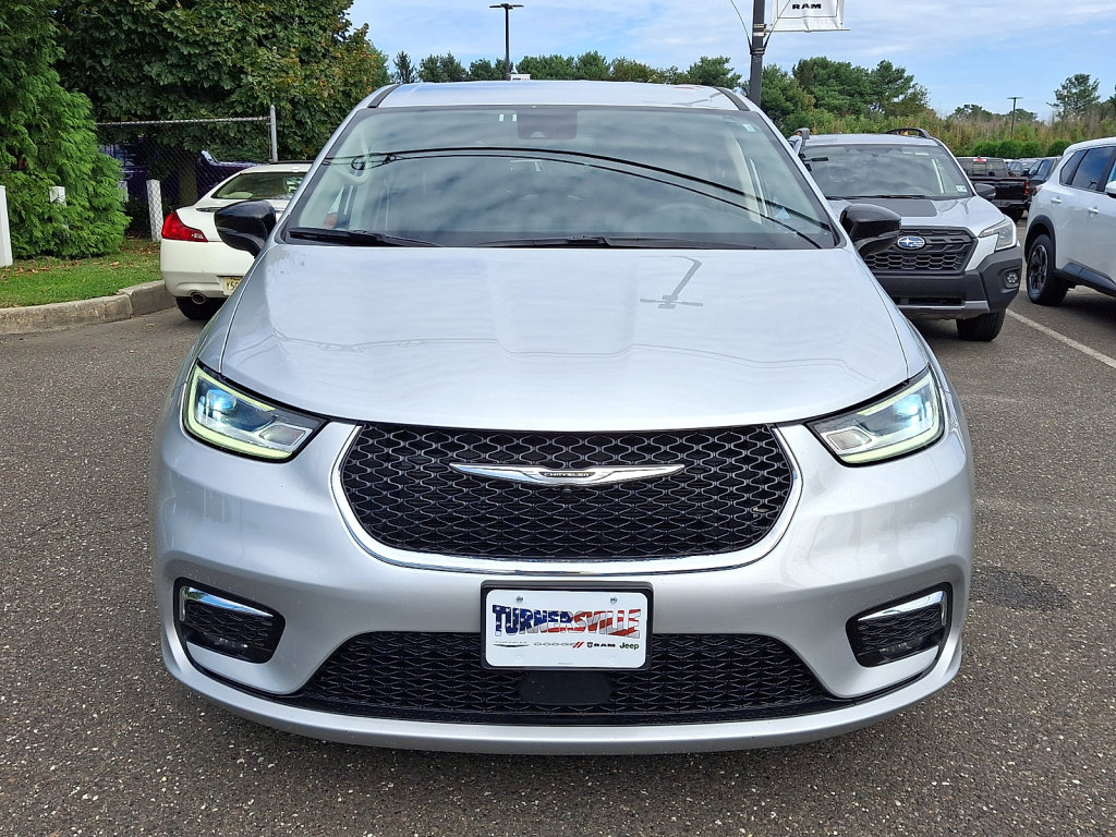 Used 2024 Chrysler Pacifica Touring-L FWD image 8