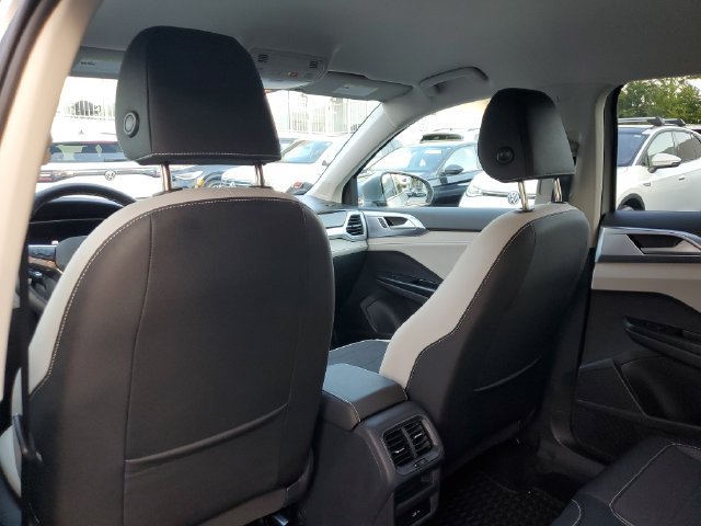 Certified 2025 Volkswagen Taos SE w/ Black Wheel Package FWD image 17