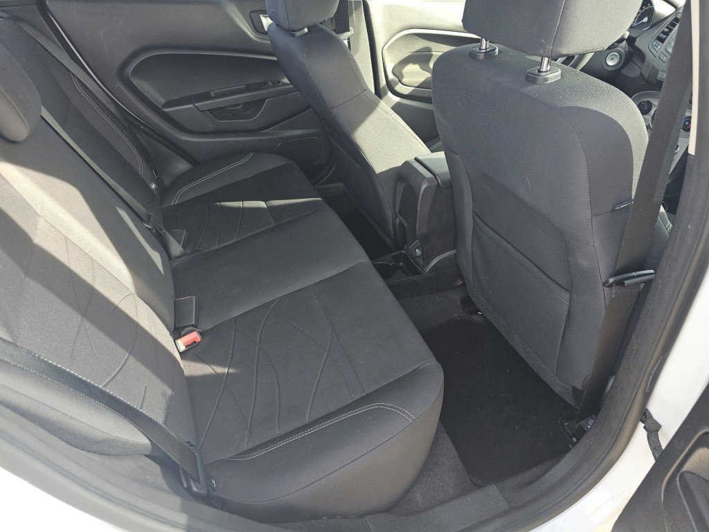 Used 2015 Ford Fiesta SE image 5