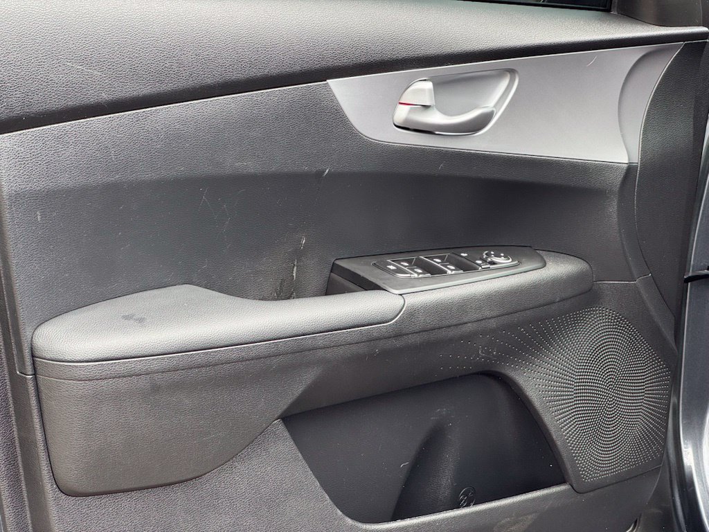 Used 2023 Kia Forte LXS w/ LXS Technology Package FWD image 9