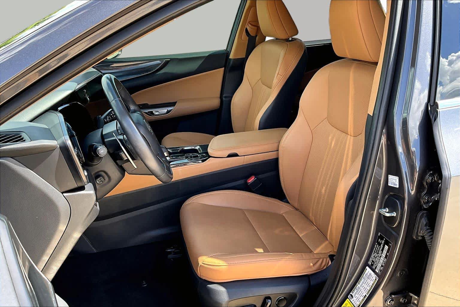 Used 2025 Lexus NX 250 FWD w/ Accessory Package (2T) image 8
