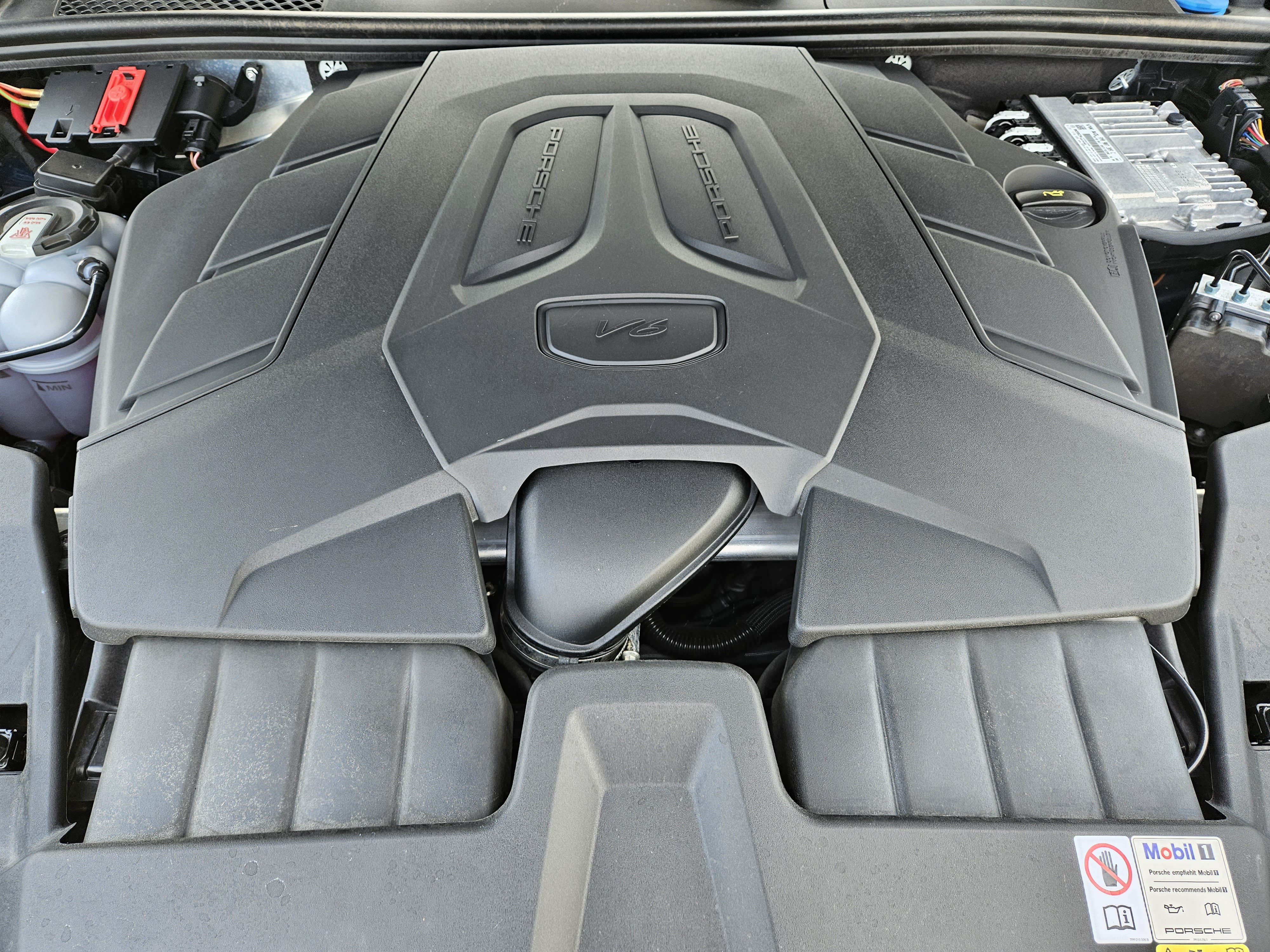 Certified 2024 Porsche Cayenne AWD/4WD image 30