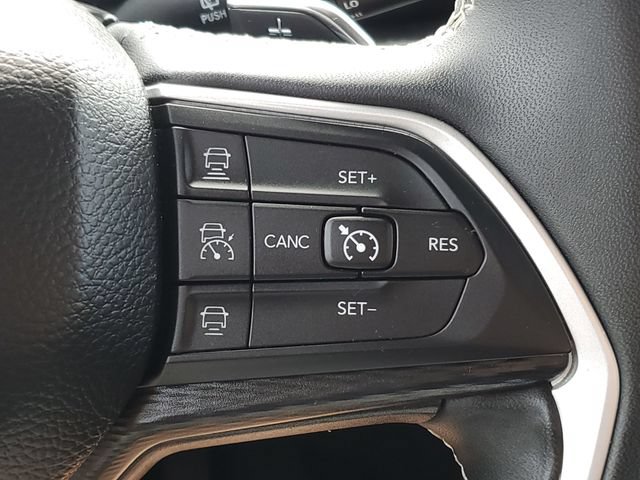 Used 2023 Jeep Grand Cherokee Laredo AWD/4WD image 14