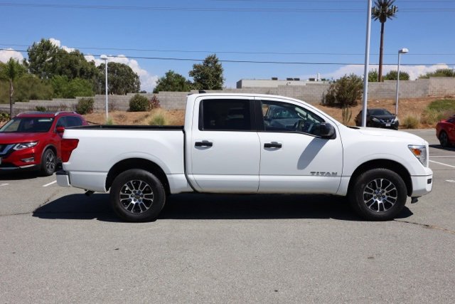 Used 2023 Nissan Titan SV image 3