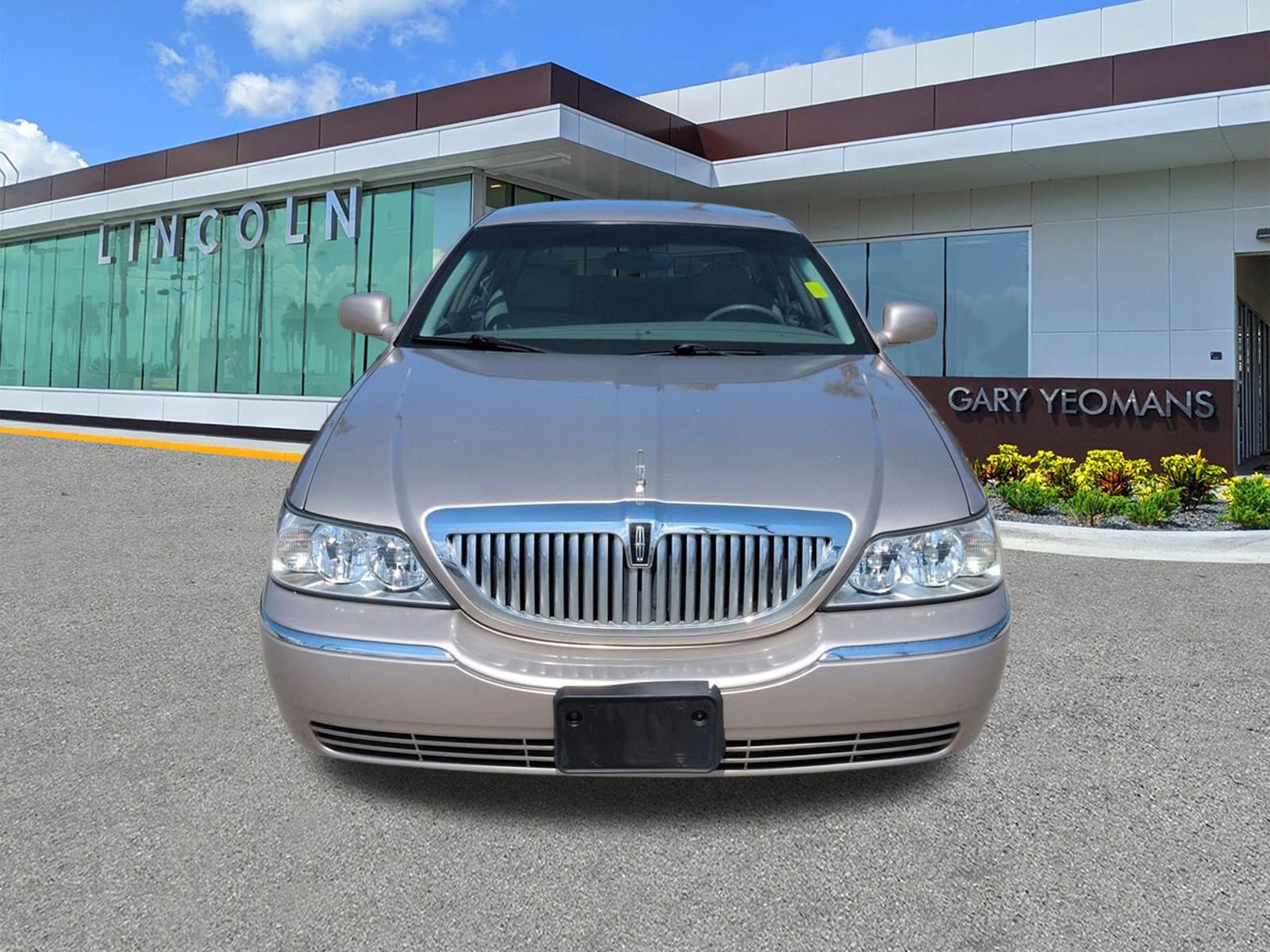 Used 2003 Lincoln Town Car Executive RWD image 10