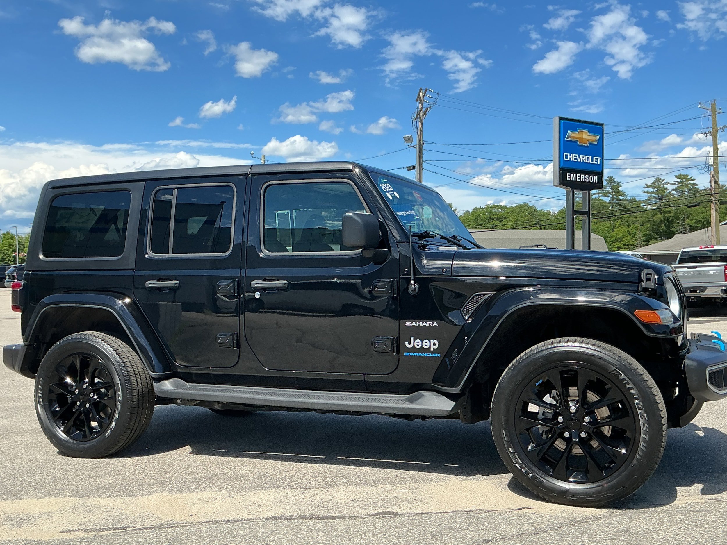 Used 2023 Jeep Wrangler Unlimited Sahara w/ Cold Weather Group AWD/4WD image 3