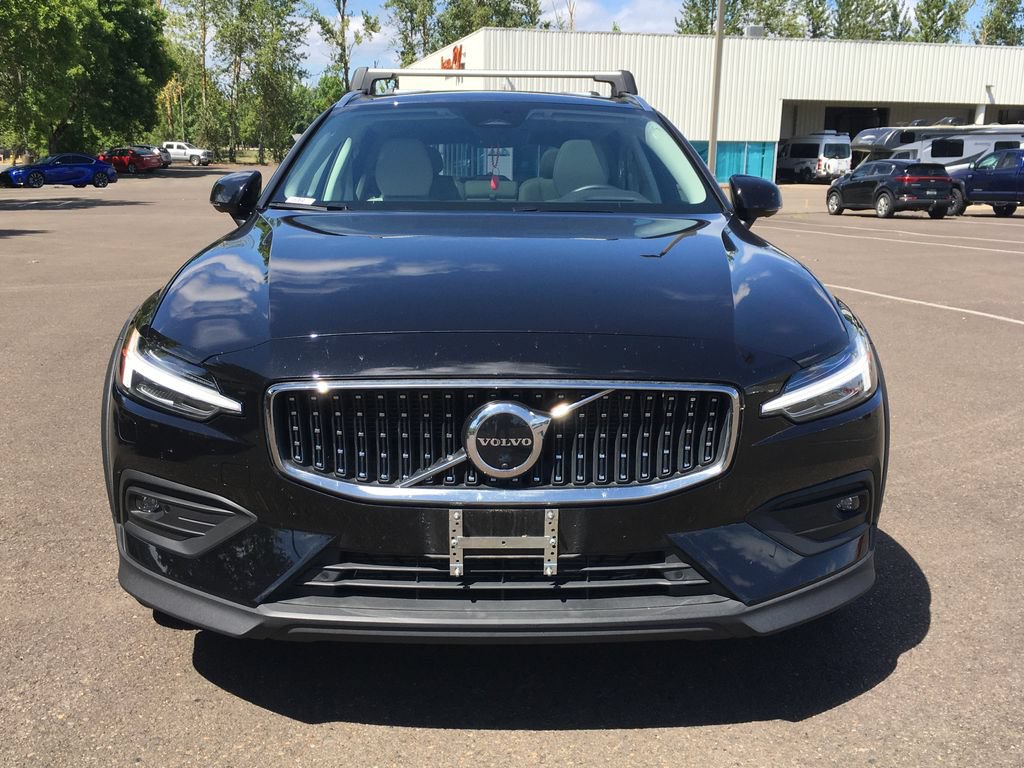 Used 2025 Volvo V60 B5 Cross Country Ultra w/ Climate Package AWD/4WD image 9