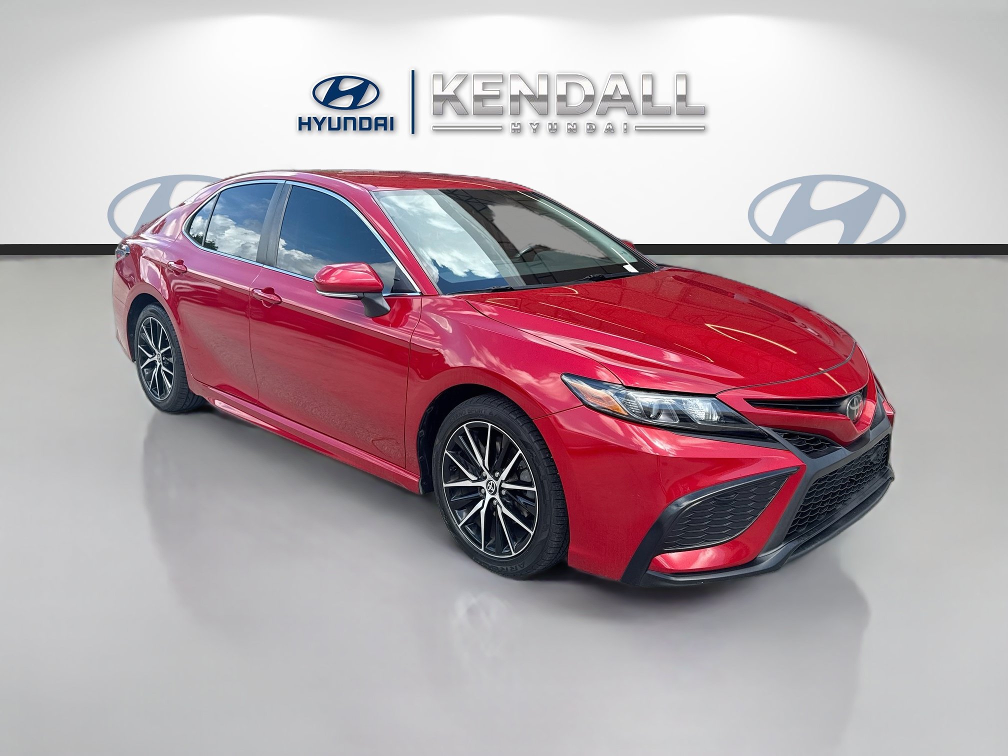 Used 2022 Toyota Camry SE FWD image 1