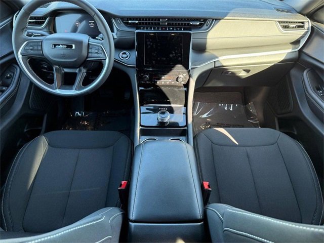 Used 2025 Jeep Grand Cherokee Laredo X image 13