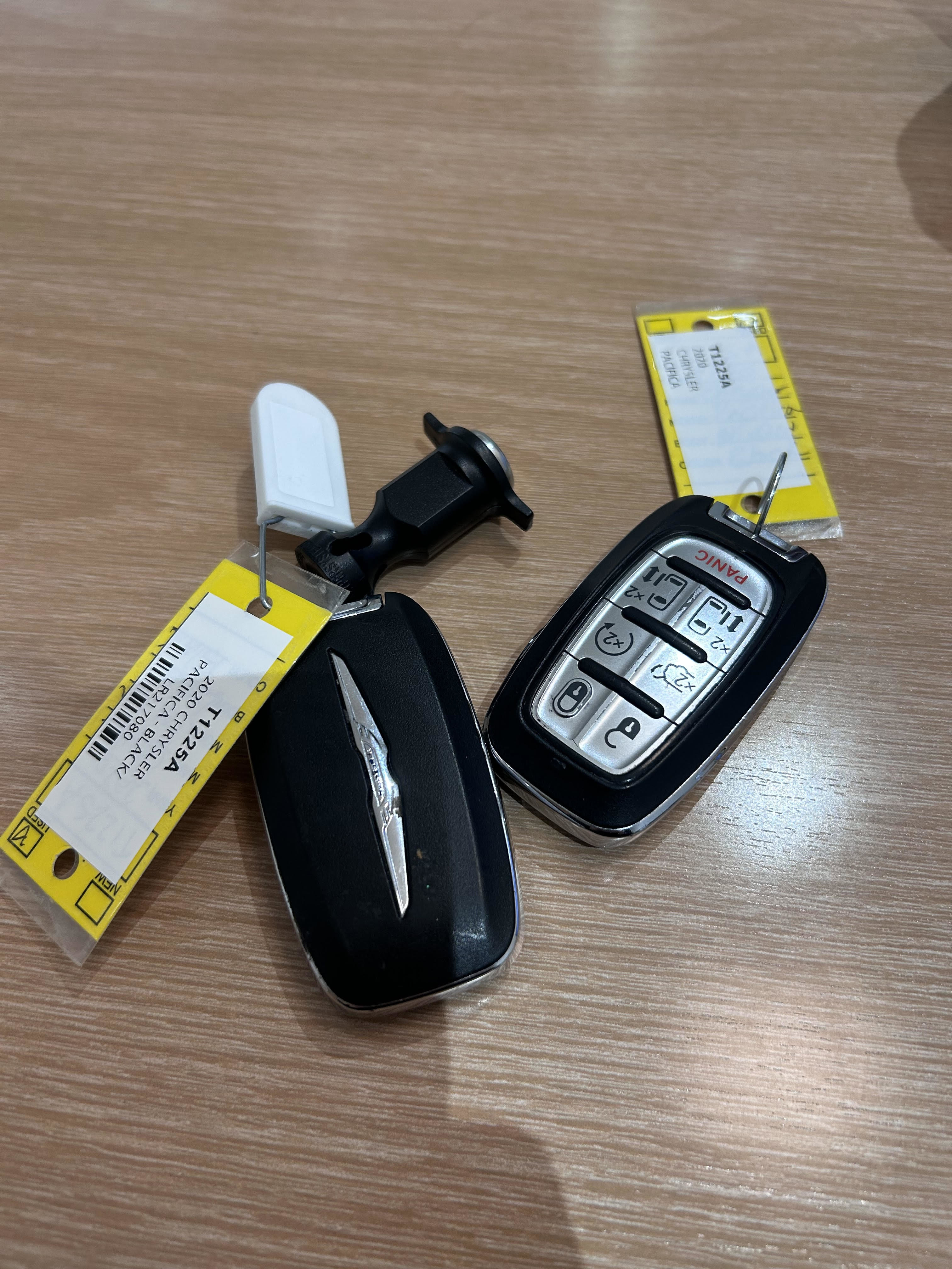 Used 2020 Chrysler Pacifica Limited w/ Tire & Wheel Group image 4