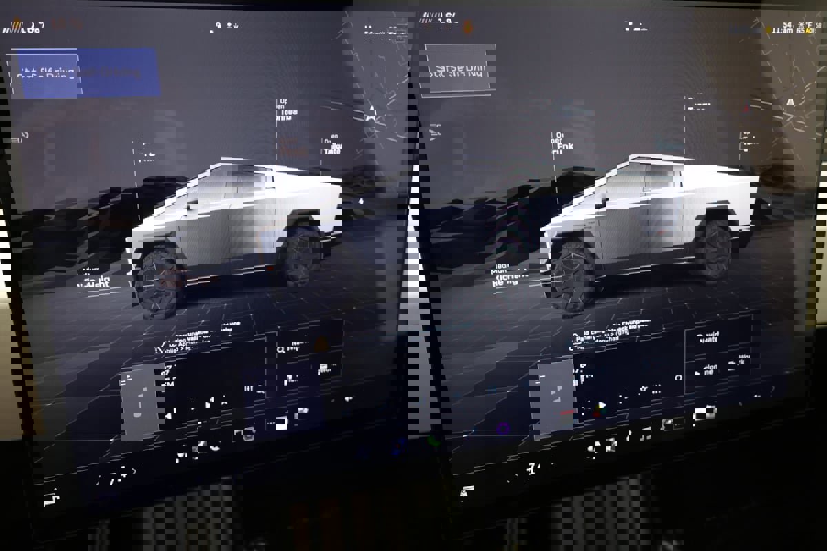 Used 2024 Tesla Cybertruck AWD Crew Cab image 30