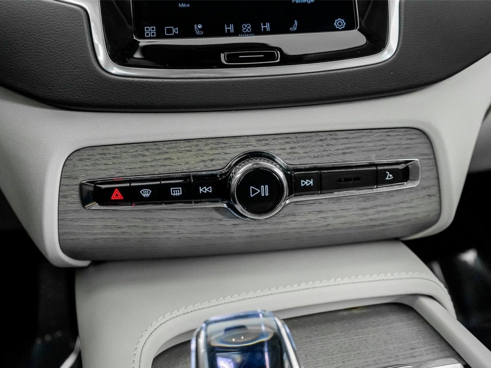 Used 2025 Volvo XC90 B6 Ultra w/ Protection Package Premier image 39