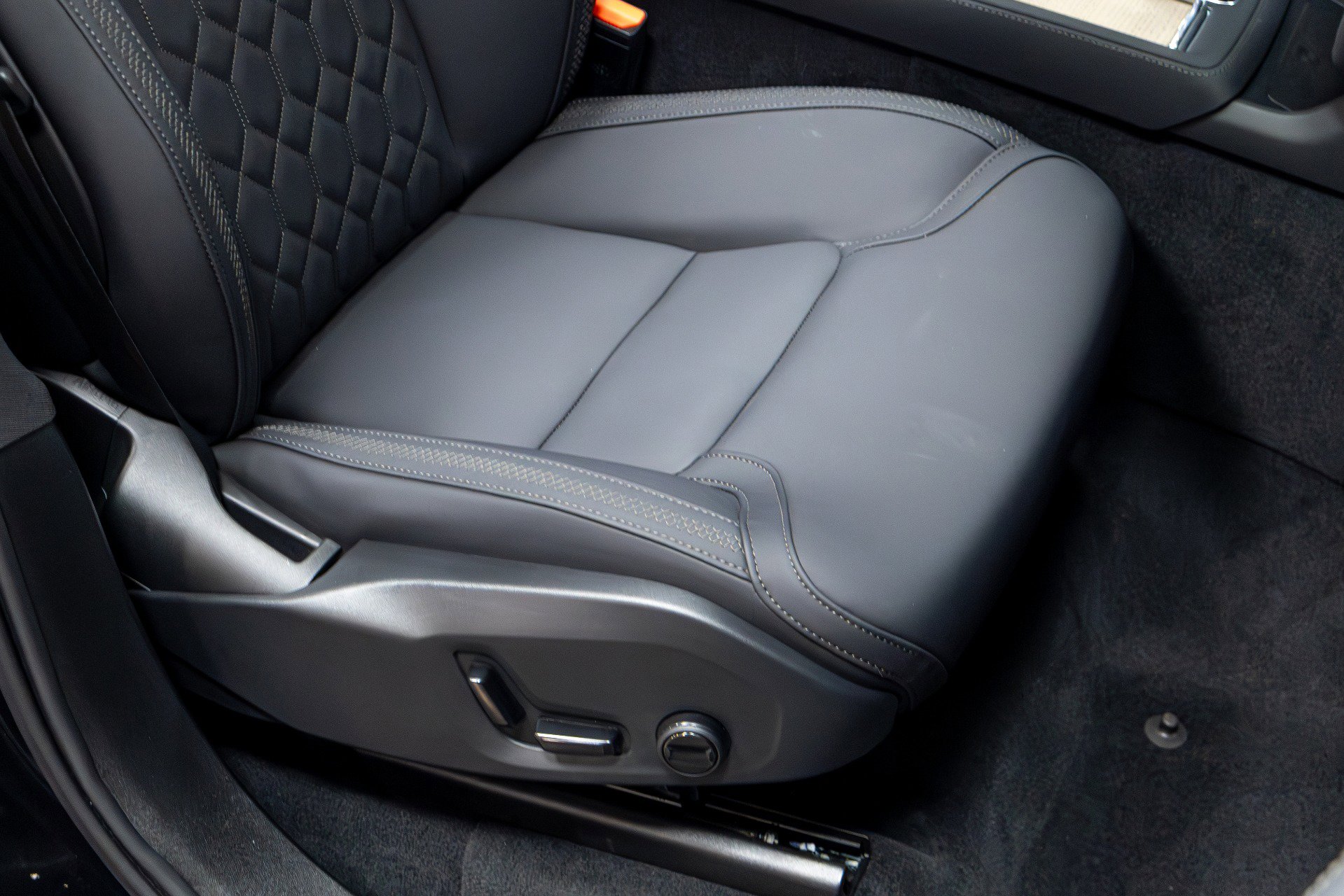 Used 2025 Volvo XC90 B6 Plus image 23