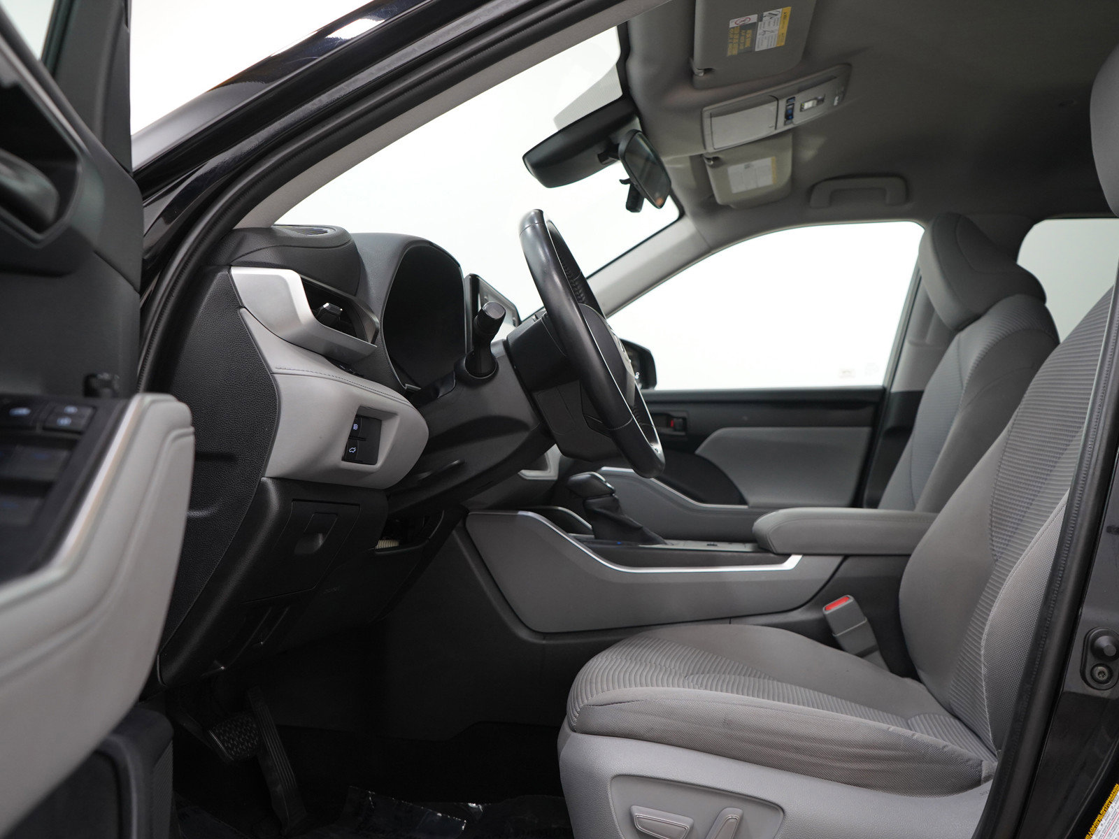 Used 2020 Toyota Highlander LE AWD/4WD image 23