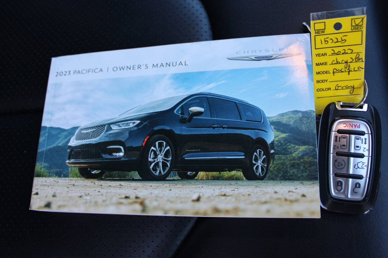 Used 2023 Chrysler Pacifica Touring-L image 43