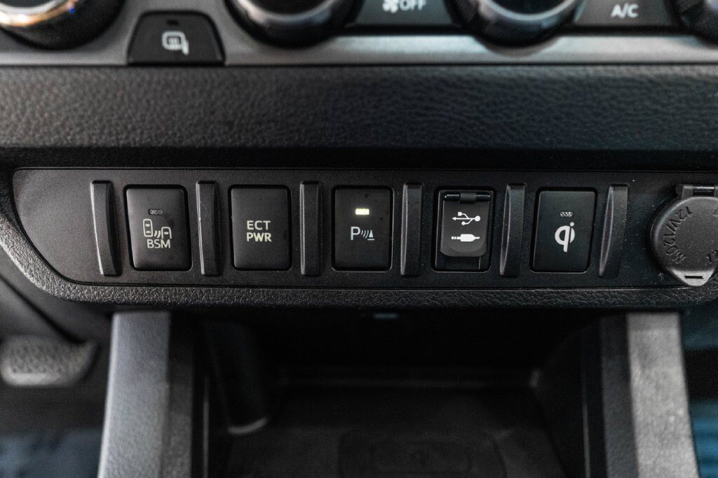Used 2017 Toyota Tacoma TRD Off-Road AWD/4WD image 24