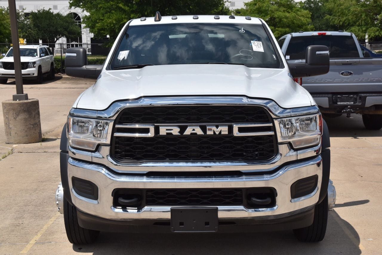 Used 2024 RAM 5500 Tradesman w/ Chrome Appearance Group AWD/4WD image 3