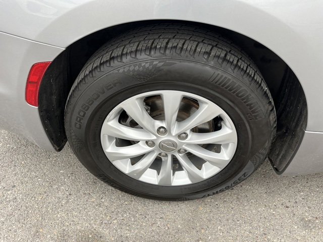 Used 2018 Chrysler Pacifica Touring-L image 21