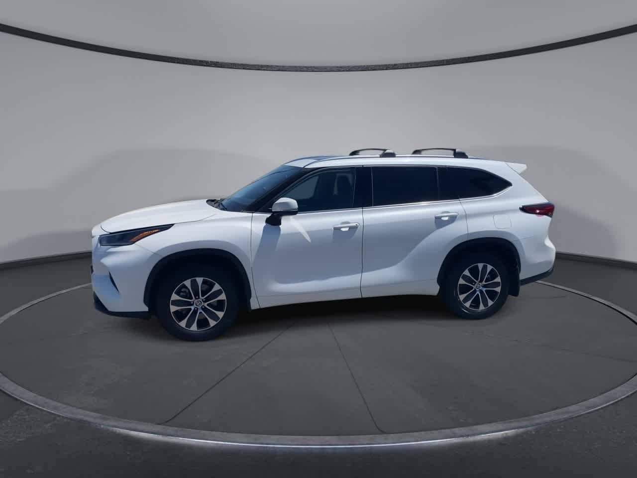 Used 2021 Toyota Highlander XLE AWD/4WD image 6