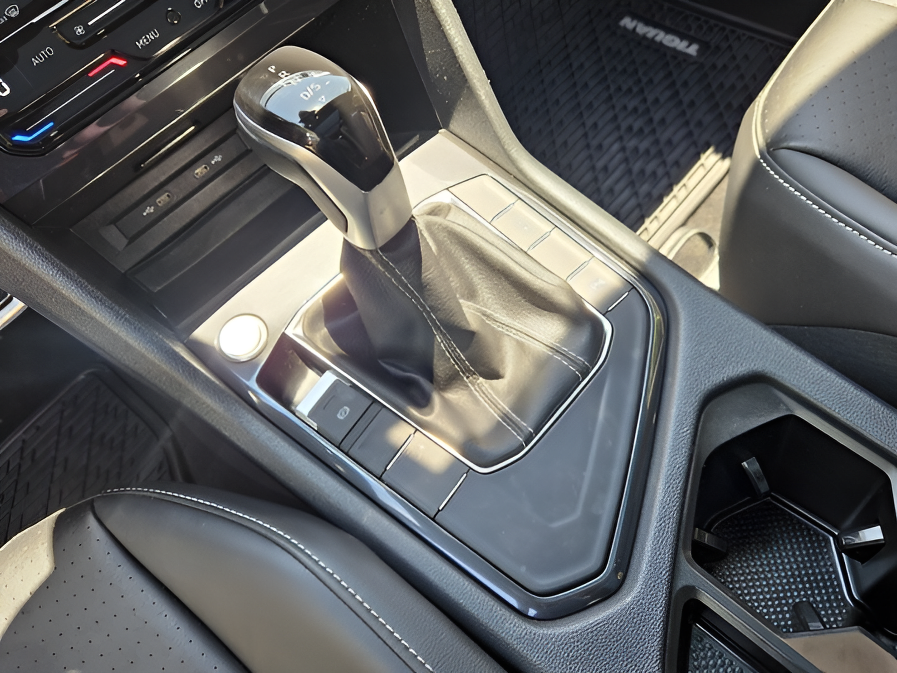 Certified 2024 Volkswagen Tiguan SE R-Line FWD image 18