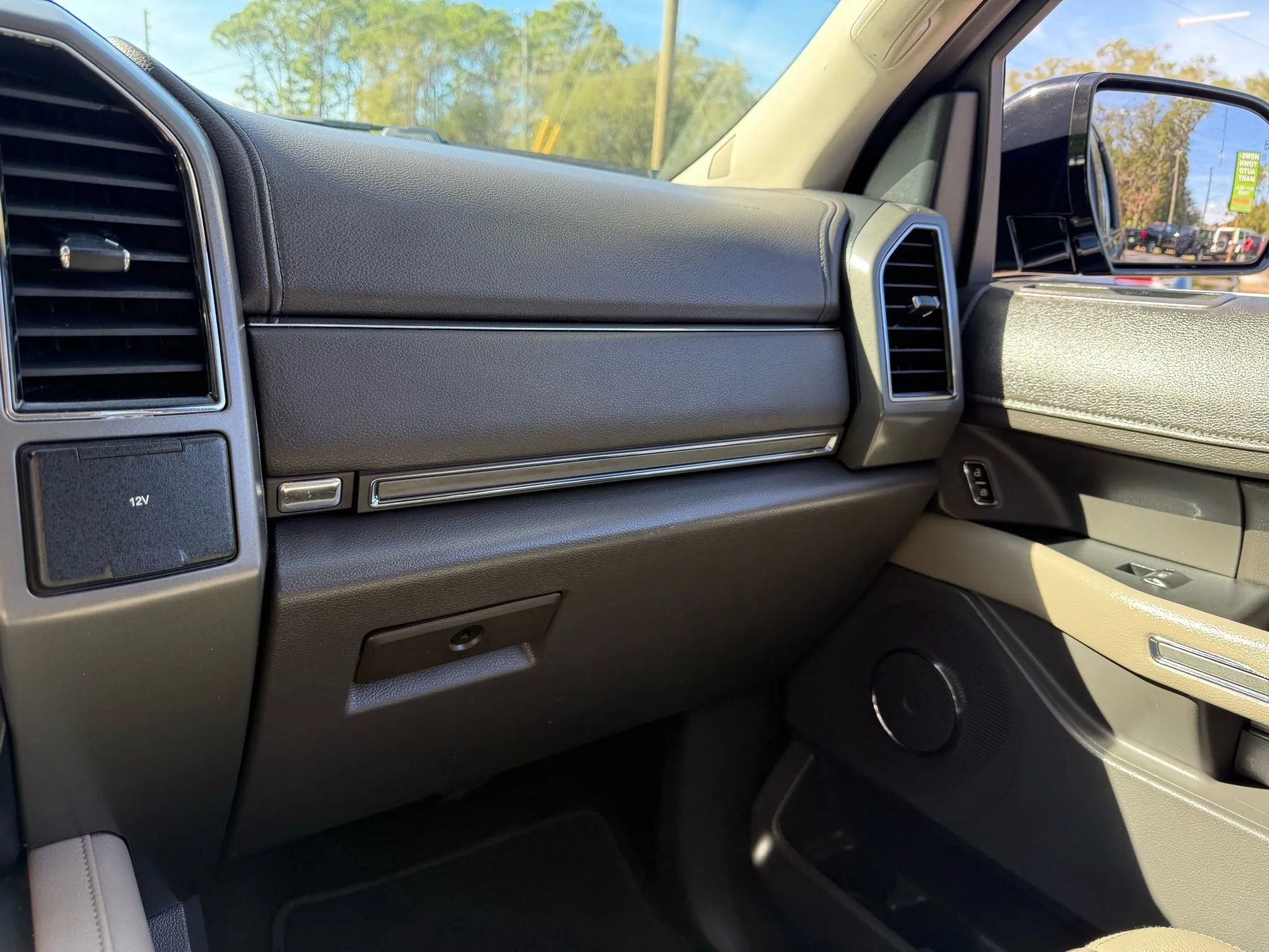 Used 2018 Ford Expedition XLT w/ Equipment Group 202A RWD image 31