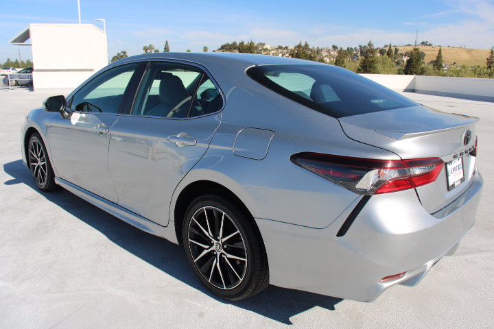Used 2021 Toyota Camry SE image 5