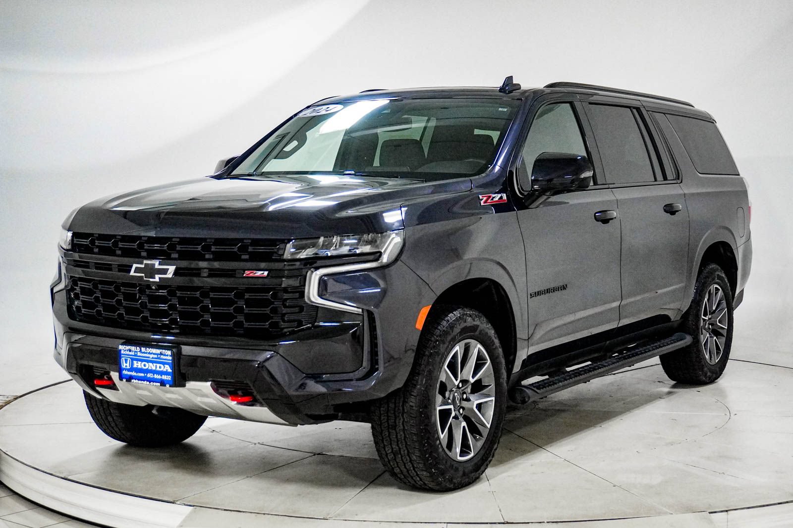 Used 2024 Chevrolet Suburban Z71 w/ Luxury Package AWD/4WD image 2