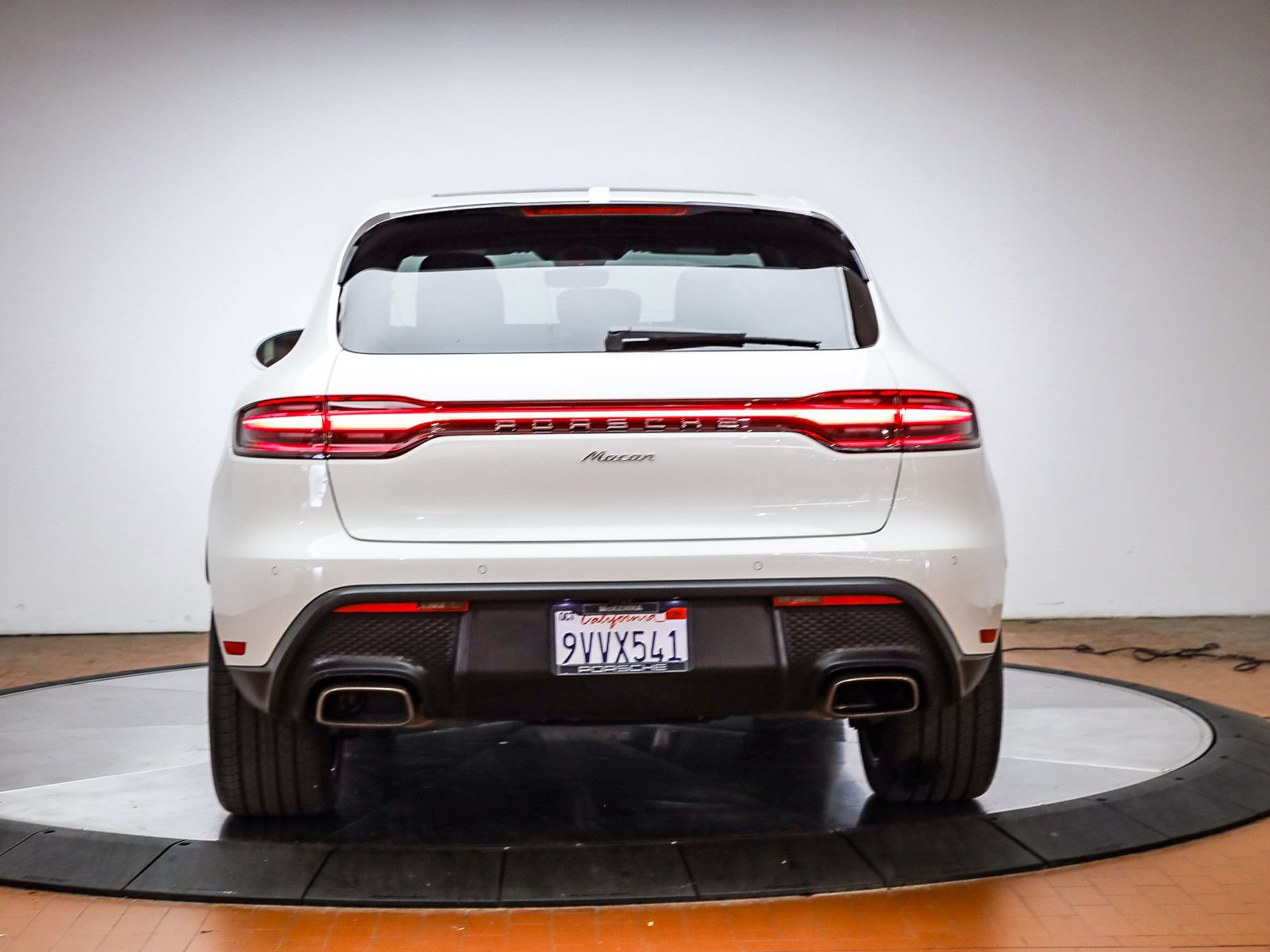 Certified 2026 Porsche Macan AWD/4WD image 7