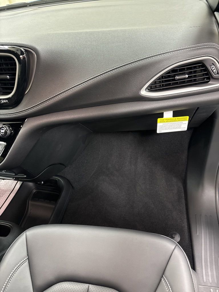 New 2026 Chrysler Pacifica Select FWD image 28