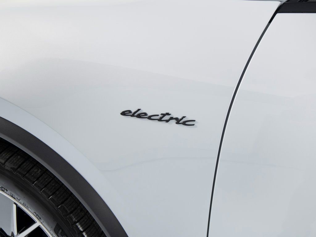 New 2026 Porsche Macan 4 Electric image 39